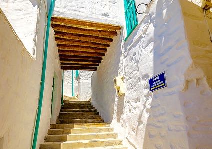 Wandering by foot through the old walled town of Ano Syros is one of the best things to do in Syros.